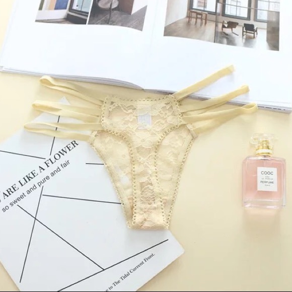 🎉 New Medium Cream Floral Lace Thong Panties NWT - Picture 2 of 3